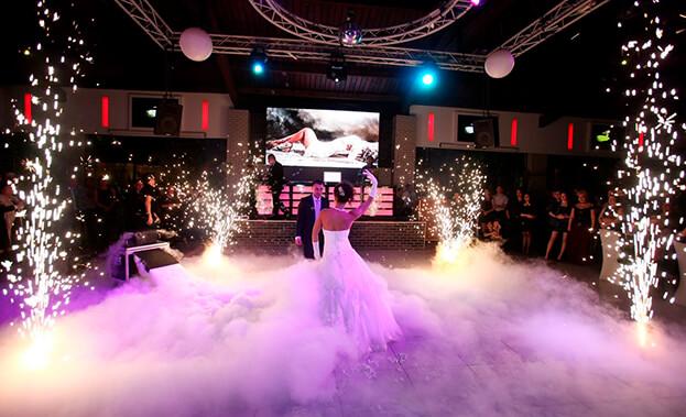 Фото свадебного танца с тяжелым дымом