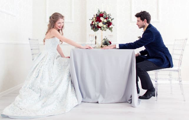 Фото жениха и невесты за столом