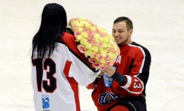 предложение девушке на хоккее